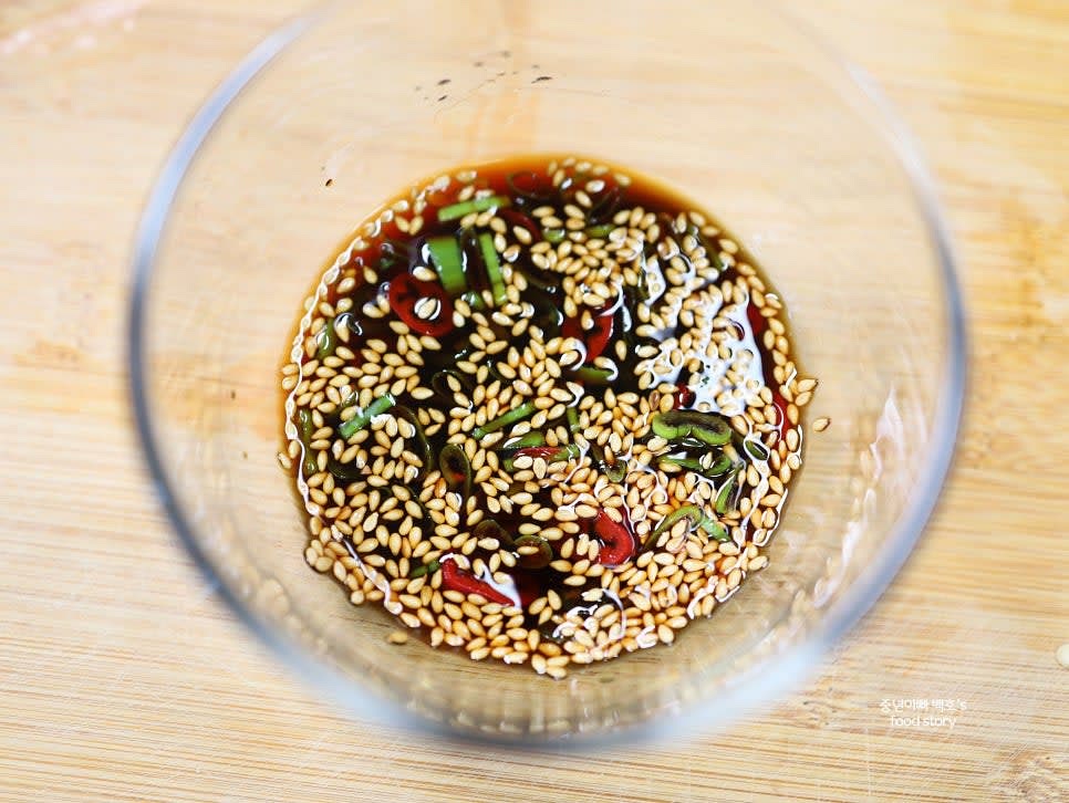 소스를 준비합니다. 대파 또는 쪽파 2스푼, 청양고추 1/4개, 홍고추 1/4개를 송송 썰어 양조간장 1스푼 반, 식초 1/2스푼, 매실액 1/3스푼, 알룰로스 1/3스푼, 통깨 1/3스푼과 섞어줍니다.