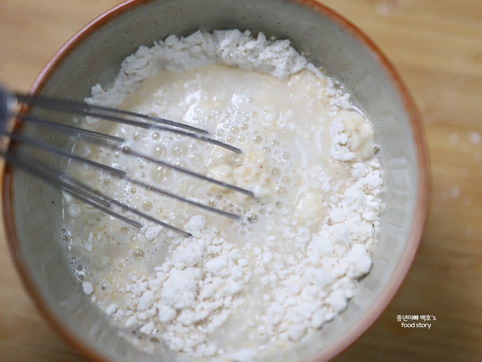 밀가루와 생수를 1:1 비율(각각 1/2컵)로 섞어 부침개 반죽을 만듭니다.