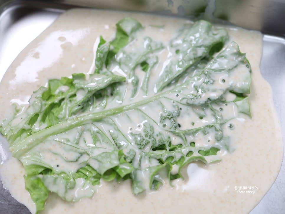 반죽물에 상추를 한 장씩 담가 앞뒤로 골고루 묻혀줍니다.