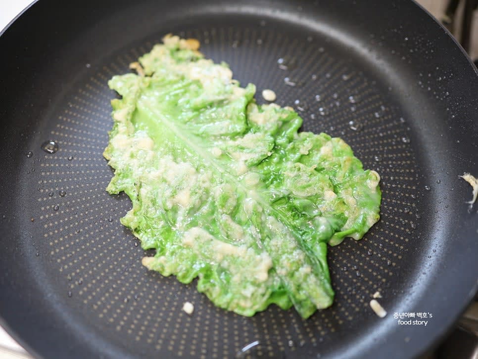 팬에 식용유를 두르고 중약불에서 상추를 한 장씩 부쳐줍니다. 앞뒤로 노릇노릇하게 익힙니다.