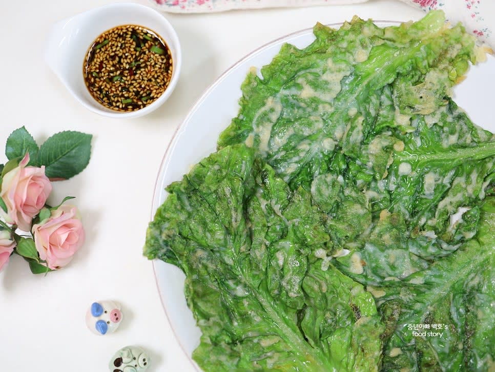 부침개 간장소스를 곁들여 한 장씩 바로 드시면 더 맛있습니다.