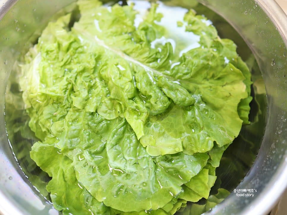 상추를 흐르는 물에 깨끗이 씻은 후 찬물에 10분 정도 담가 싱싱하게 만듭니다. 물기를 털어내고 먹기 좋은 크기로 자릅니다.