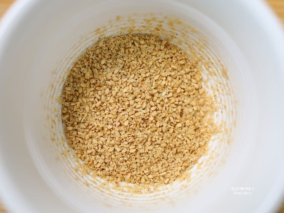 통깨 2스푼을 절구에 갈아 깨소금을 만듭니다.