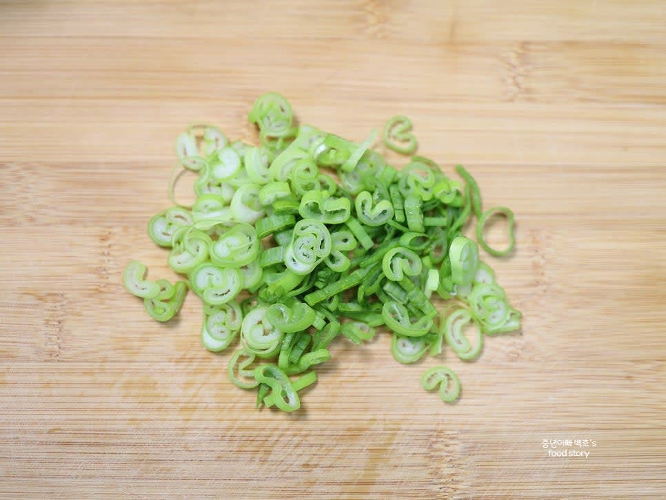 대파 1/2대를 송송 썰어 준비합니다.