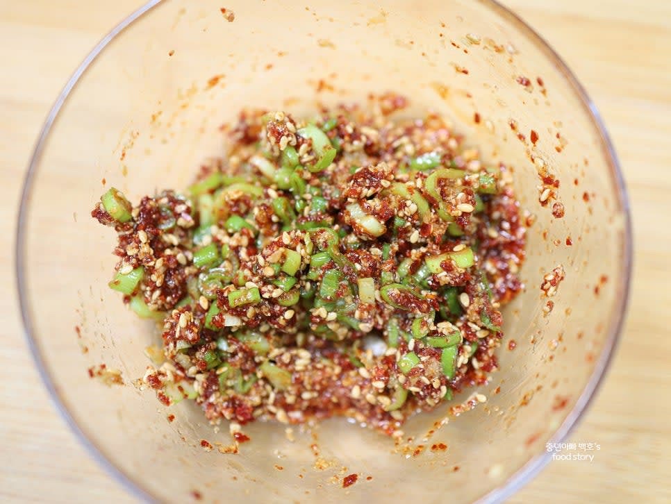 양념 볼에 간 깨소금, 마늘 1/2스푼, 고춧가루 2스푼, 알룰로스 1스푼, 멸치 액젓 2스푼을 넣고 잘 섞어 상추겉절이 양념을 만듭니다.