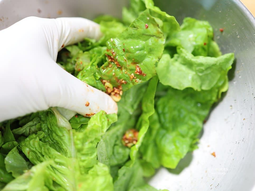 큰 볼에 준비한 상추를 담고 양념을 적당히 뿌린 후 손으로 살살 무쳐줍니다.