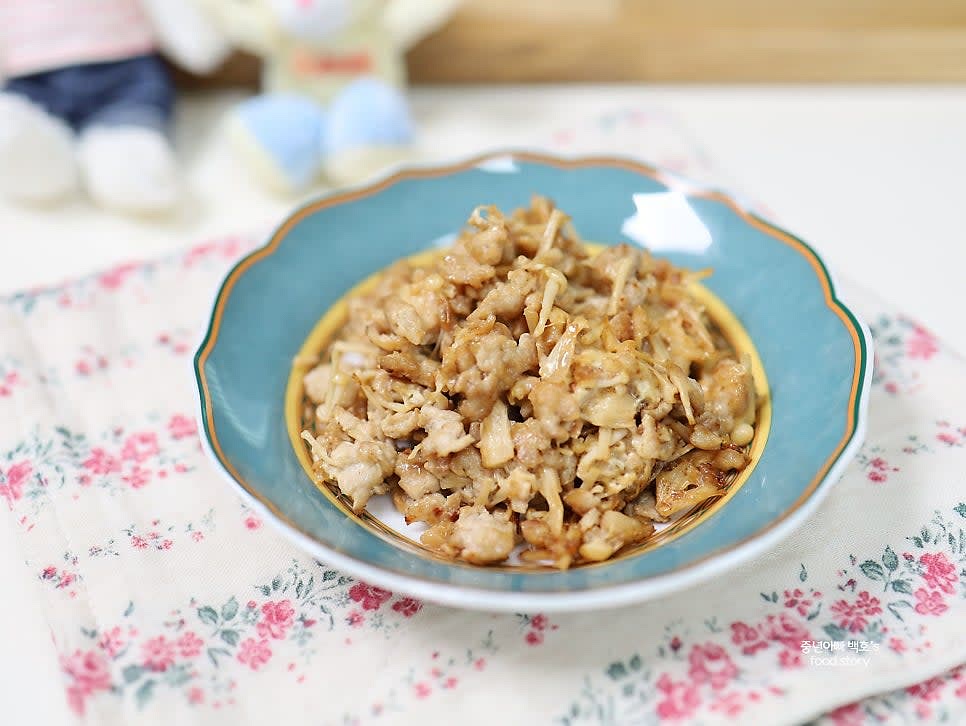 완성된 요리를 그릇에 담아내거나 밀폐용기에 보관합니다. 밥반찬이나 덮밥으로 활용 가능합니다.