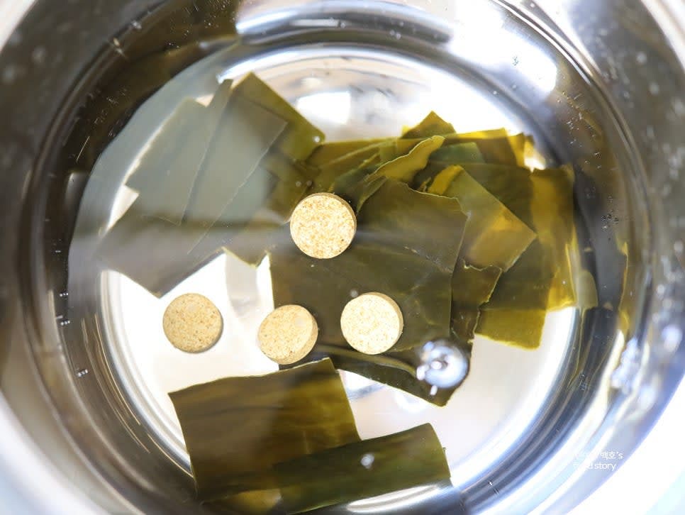 생수 2리터에 국물용 다시마 20장을 넣고, 멸치육수용 코인 4알을 함께 넣어 팔팔 끓여줍니다.