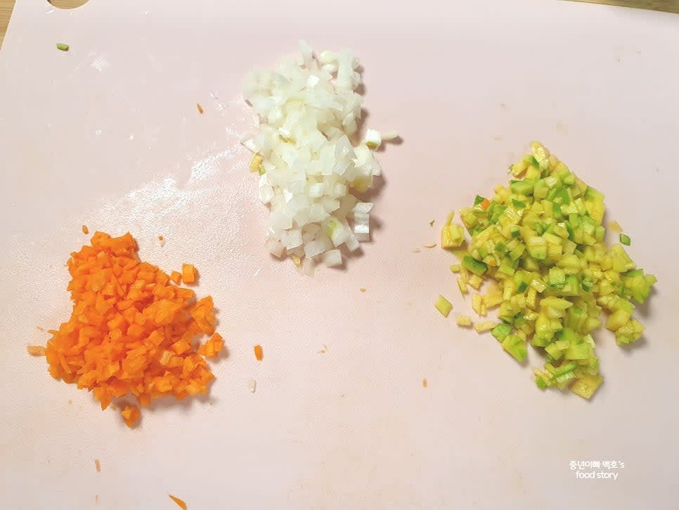 당근, 호박, 양파를 잘게 다지듯 썰어 준비합니다.