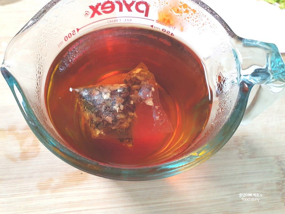 채수 팩을 사용해 생수 750ml로 육수를 만듭니다. 두 번에 나누어 끓여 총 750ml로 준비하세요.