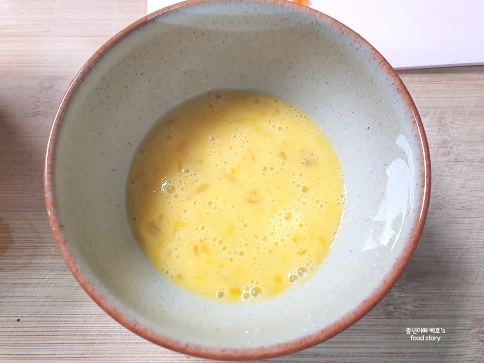 달걀 1알을 잘 풀어 미리 준비합니다.
