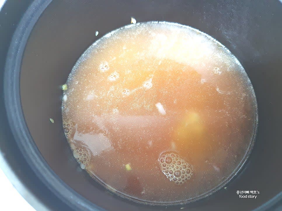 채수 750ml를 부은 후 중불에서 5분간 끓입니다.