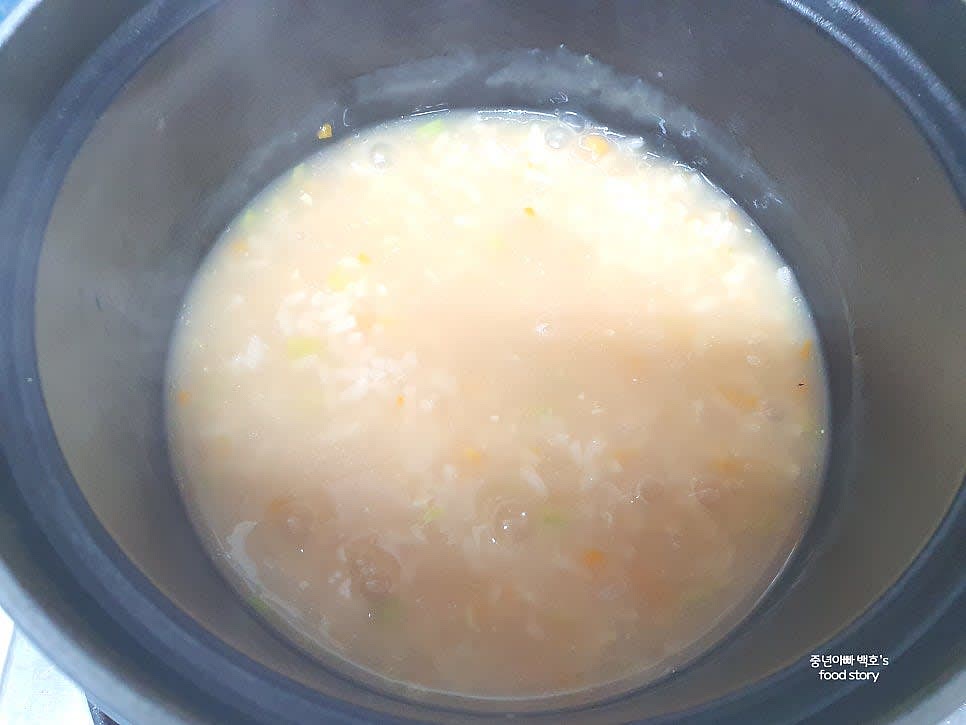 약불로 줄여 15~20분간 뭉근하게 끓입니다. 물기가 적당히 남아야 합니다.