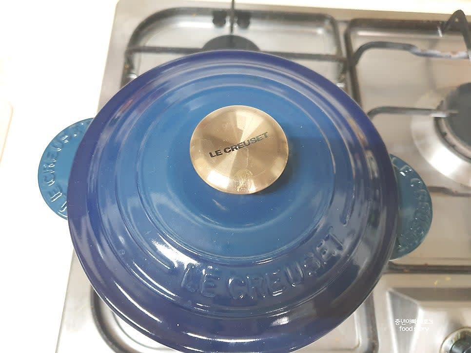 불을 끄고 뚜껑을 닫은 상태로 10~15분간 잔열에서 더 퍼지도록 둡니다.