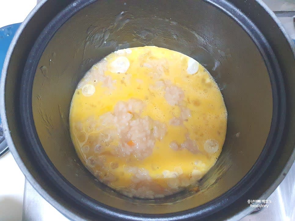 반은 야채죽으로 완성하고, 나머지 절반에는 달걀 물을 부어 약불에서 잘 섞으며 끓여 야채 계란죽을 완성합니다.