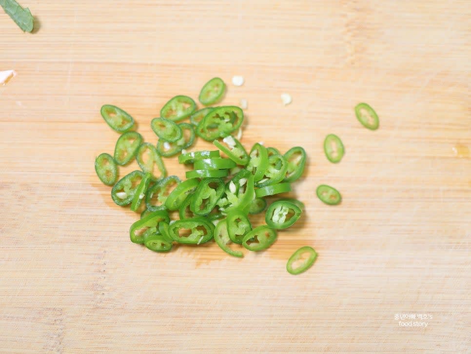 청양고추 1개를 송송 썰고, 깻잎은 2cm 길이로 썰어 준비합니다.