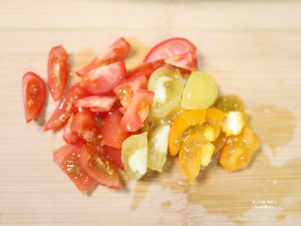 토마토 중간 크기 4알을 작은 크기로 썰어 준비합니다.