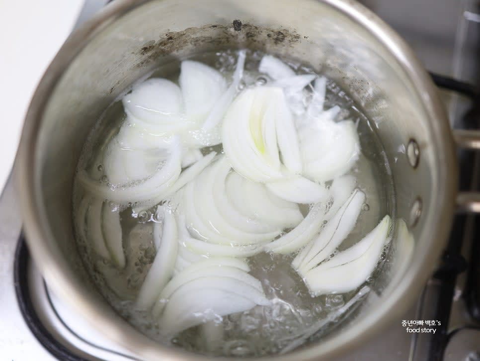 물 500ml를 끓이고, 양파를 넣어줍니다.