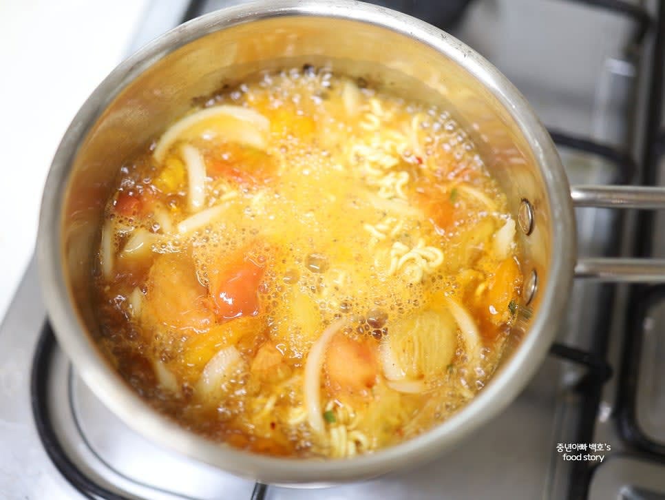 라면 스프를 넣고 면을 추가합니다. 면 끓이는 시간은 약 4분으로 설정합니다.