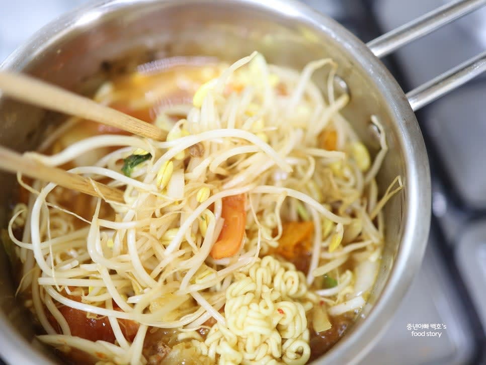 면을 넣은 후 30초가 지나면 콩나물 150g을 넣고 끓입니다. 면과 콩나물이 함께 익도록 시간을 맞춥니다.