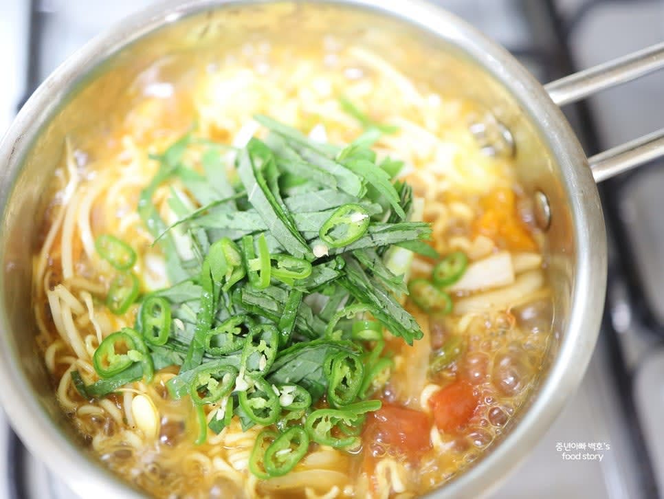 대파, 깻잎, 청양고추를 순서대로 넣어줍니다.