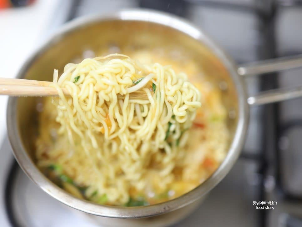 면이 익는 동안 중간에 면을 들어 올려 공기 샤워를 해줍니다. 이렇게 하면 면발이 더욱 쫄깃해집니다.