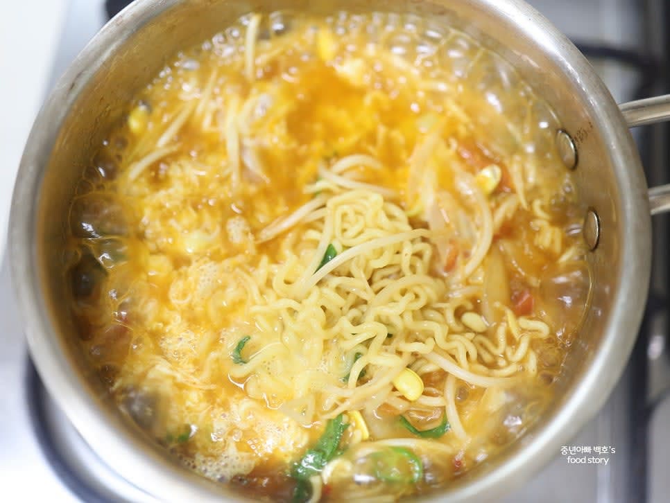 남은 30초 동안 미리 풀어 놓은 계란 물을 빙 둘러 가면서 넣습니다. 계란 물은 젓지 않고 그대로 익힙니다.