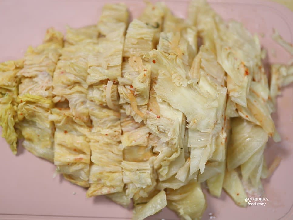 묵은지는 하루 전에 손질하여 속을 제거하고, 찬물에 반나절 이상 담가둡니다. 물기를 꽉 짠 후 먹기 좋은 크기로 자릅니다.