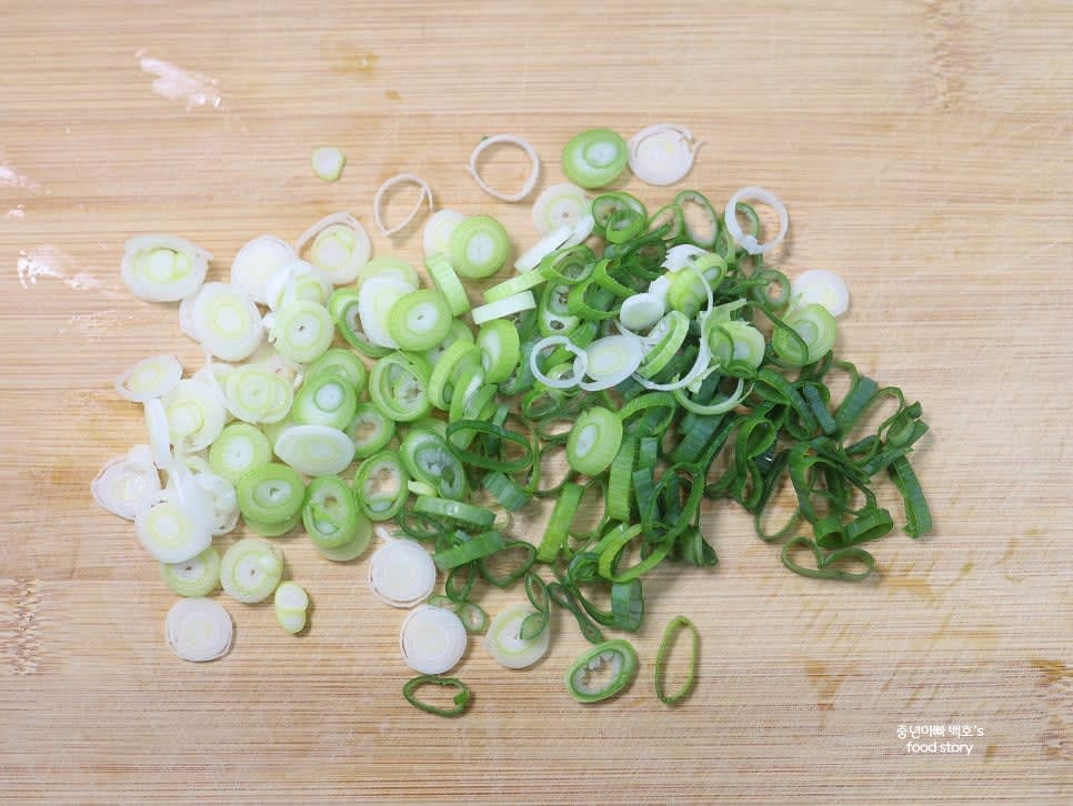 대파 1대와 청양고추 1개를 송송 썰어 준비합니다.