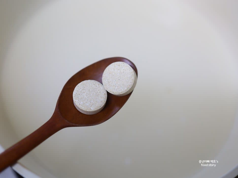 냄비에 쌀뜨물 1000ml를 붓고, 멸치육수용 동전 2알을 넣어 끓입니다.