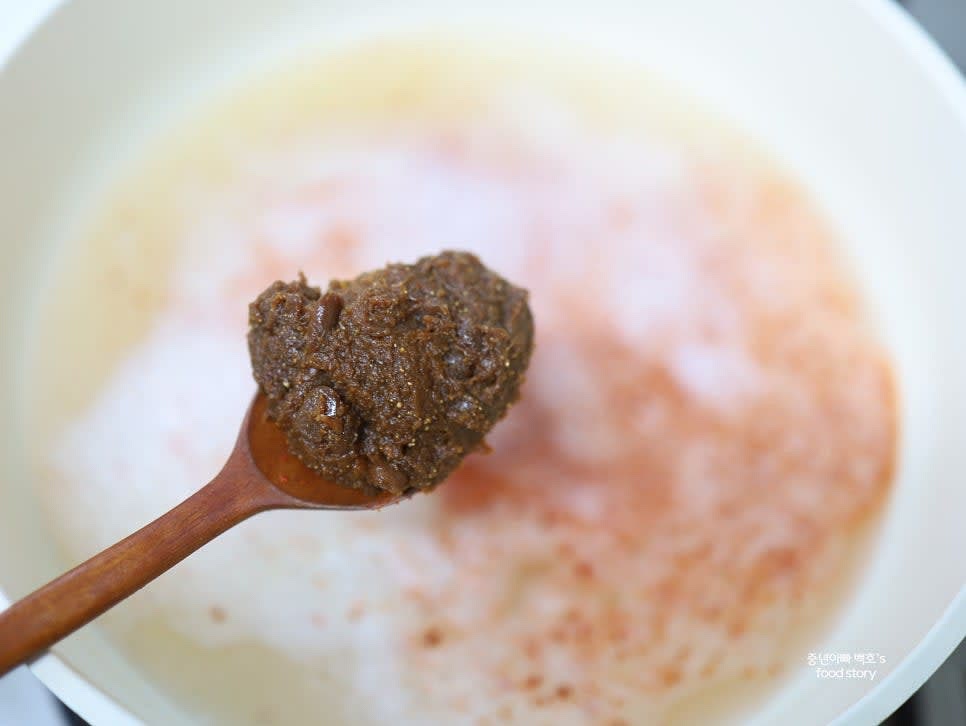 물이 팔팔 끓으면 고춧가루 1T, 된장 1T를 넣고 잘 섞습니다.