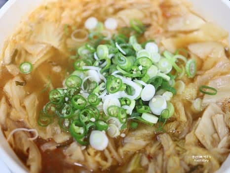 묵은지를 냄비에 넣고 다진 마늘 1T, 썰어둔 대파와 청양고추를 추가합니다.