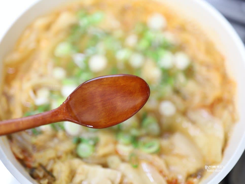 알룰로스 1T(또는 설탕)를 넣고 재료와 양념이 잘 섞이도록 저어줍니다.