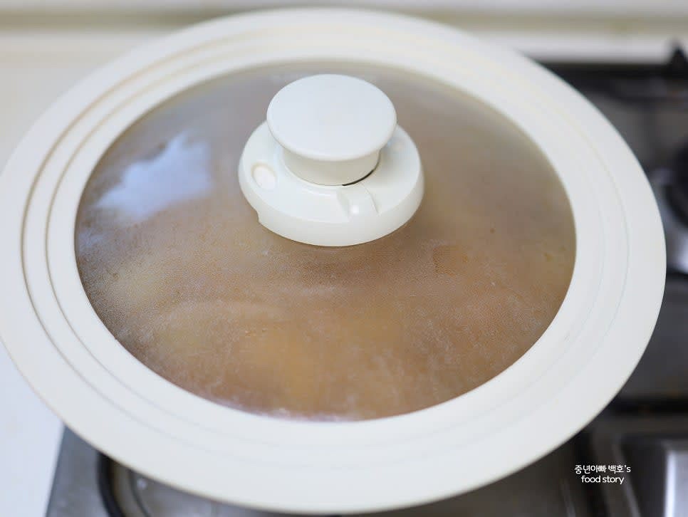 센 불에서 3분간 끓인 후 약불로 줄이고 뚜껑을 닫아 30분 이상 뭉근히 끓입니다.