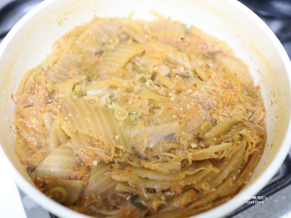 육수가 자작하게 졸아들면 불을 끄고, 원하는 양을 덜어내어 따뜻하게 혹은 차갑게 서빙합니다.