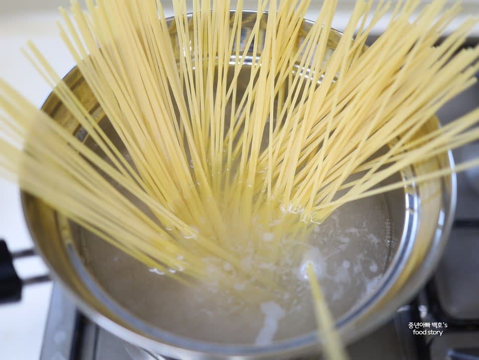 물이 끓으면 스파게티 면 180g을 넣고 포장지에 적힌 시간에 맞춰 삶아줍니다. 면수를 1컵 따로 빼둡니다.