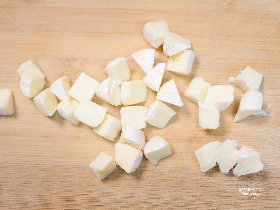 미니 브리치즈 4개(100g)를 먹기 좋은 크기로 자릅니다.