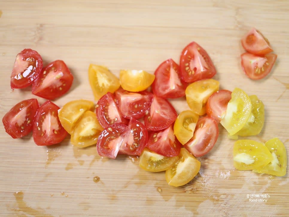 방울토마토 7알을 4등분으로 자릅니다.