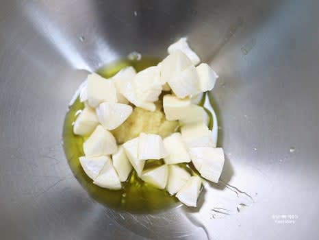 볼에 올리브오일 4T, 다진 마늘 1T, 자른 브리치즈와 토마토를 넣습니다.