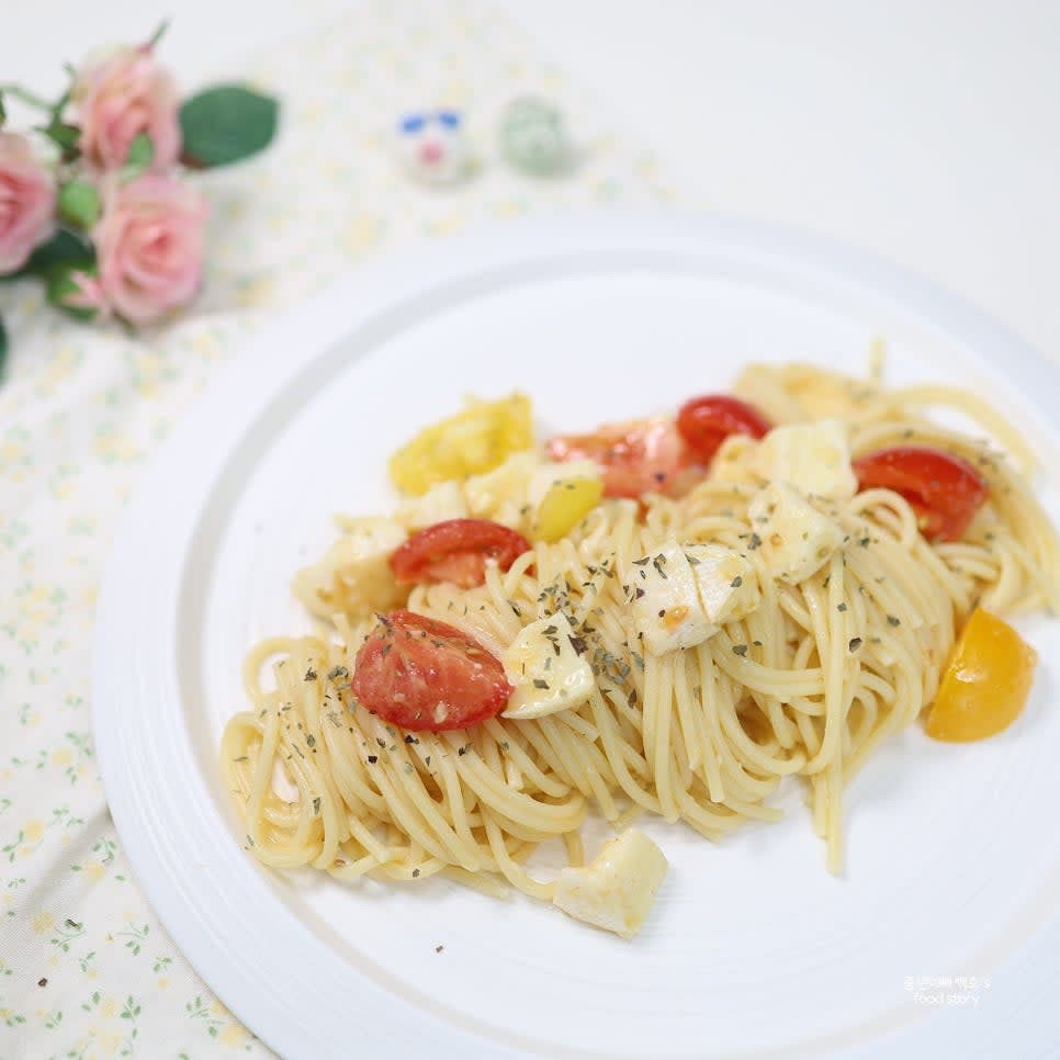 후추와 바질 가루를 뿌려 완성된 파스타를 그릇에 담아냅니다.