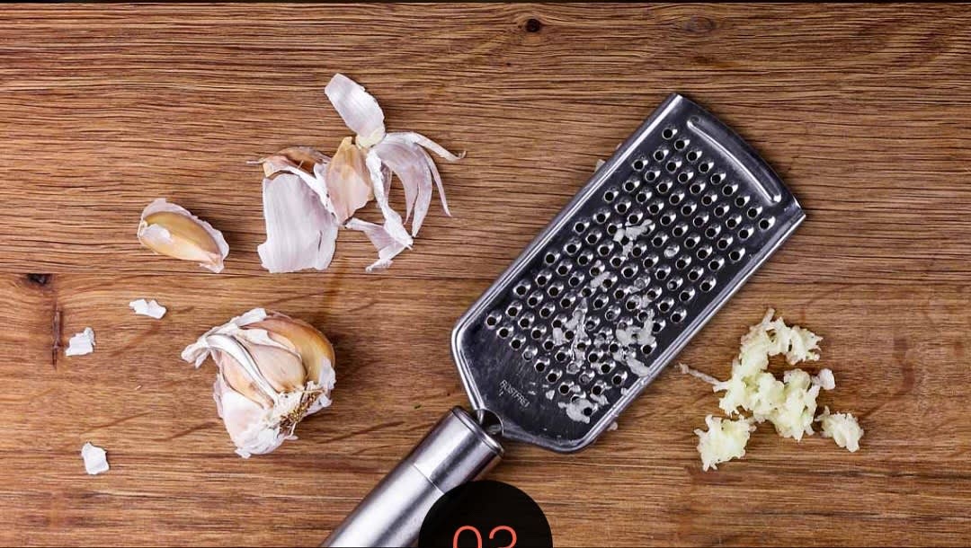 Knoblauch schälen und reiben.