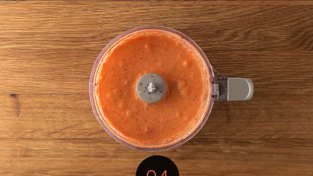 Geröstete Paprika, Frischkäse, Sahne und Knoblauch pürieren. Kräftig mit Salz und Pfeffer würzen.