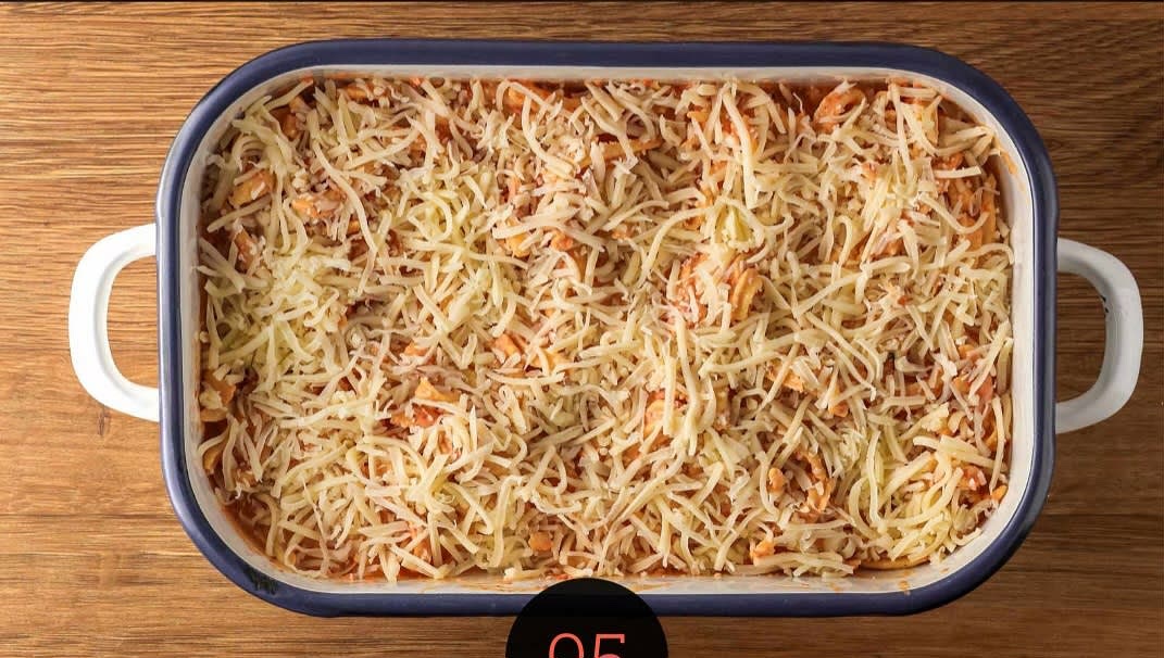 Spätzle und die Soße in eine Auflaufform geben, mit Mozarella bestreuen und ca. 20-25 Min. im Ofen backen.