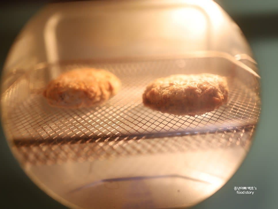 에어프라이어를 180℃로 예열한 후 냉동 패티를 10분간 굽고, 덜 익은 경우 2~3분 추가로 돌립니다.