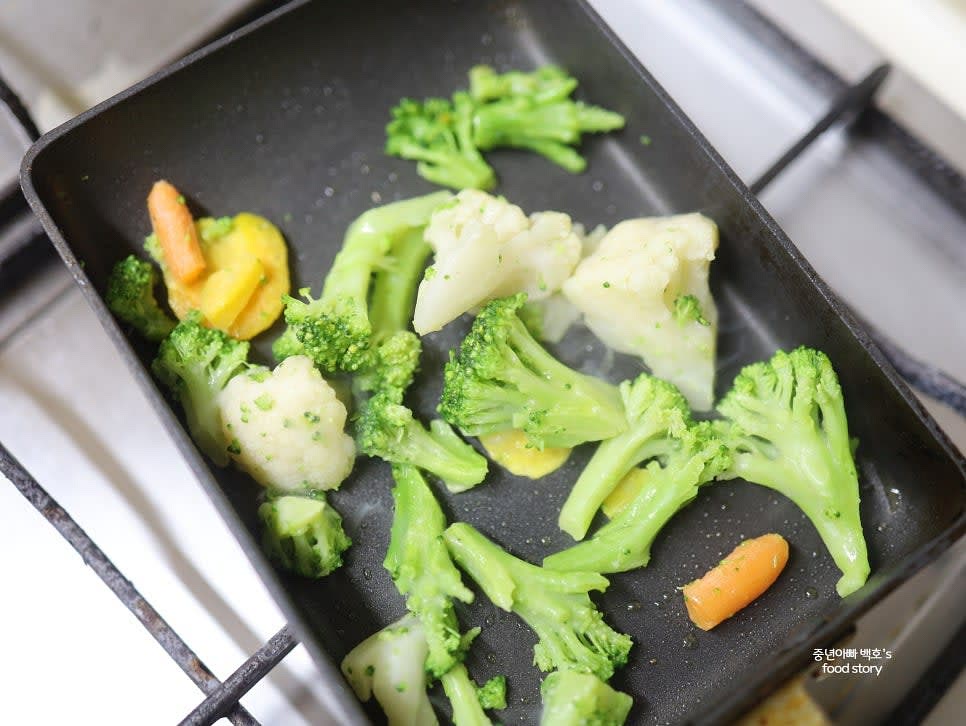 브로콜리와 콜리플라워는 깨끗이 씻어 물기를 제거한 후, 팬에 올리브오일을 두르고 중불에서 살짝 볶아 가니시로 준비합니다.