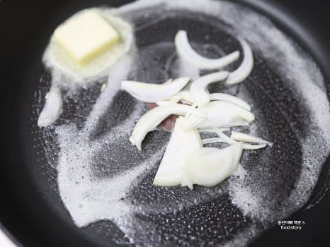 팬에 가염 버터 30g을 넣고 녹인 후, 채 썬 양파를 넣고 중약 불에서 볶습니다.