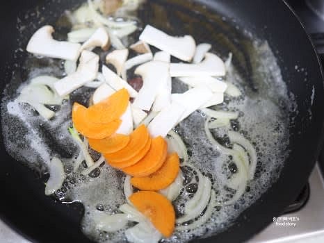 양파가 투명해지면 새송이버섯과 당근을 추가해 살짝 더 볶아줍니다.