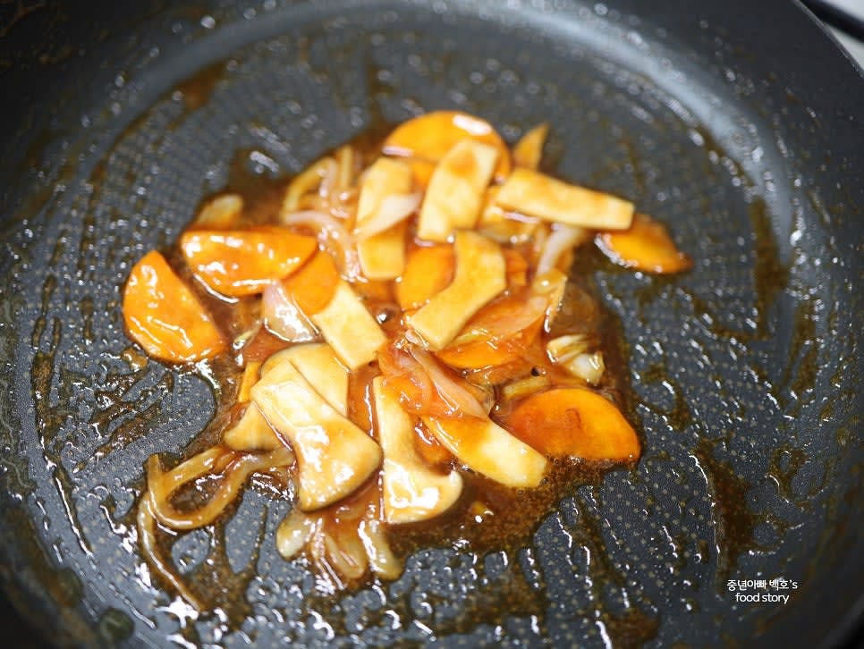 알룰로스 1/2T, 우스터 소스 1/2T, 토마토케첩 1T를 넣고 잘 섞으며 볶아 소스를 완성합니다.