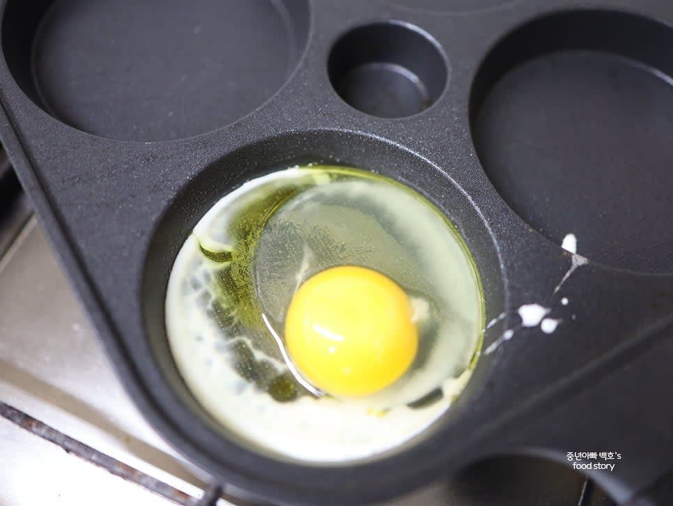 팬에 기름을 두르고 계란 1알로 반숙 프라이를 만듭니다.