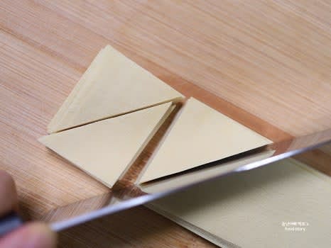 포두부를 길게 4등분한 후 삼각형 형태로 잘라줍니다.